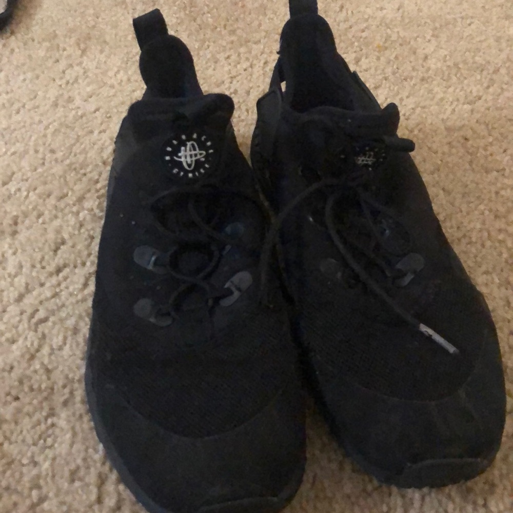 Black Hurache size7Y